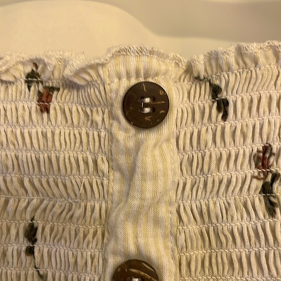 Off the shoulder cropped top with flowers. - Picture 2 of 3